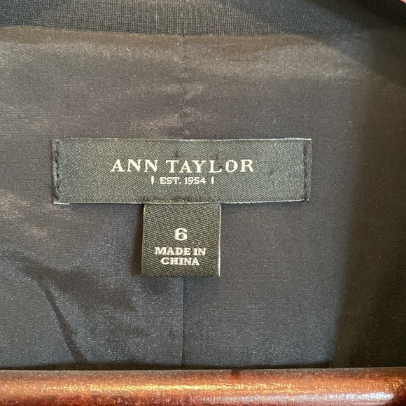 Barely worn Ann Taylor lightweight blazer with nice collar detail - Picture 3 of 4